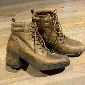 B-52 by Bullboxer Joannah Women's Chelsea Boots Fawn Color Size